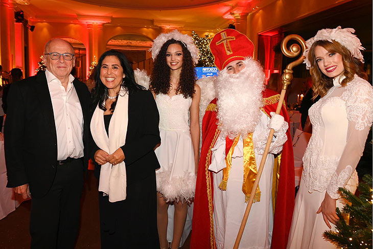Helmut Baurecht und Nagia El-Sayeg mit Engeln und Nikolaus auf der Weihnachtsparty von ARTDECO Kosmetik im Hotel Bayerischer Hof am 05.12.2023 (©Foto: ARTDECO) 